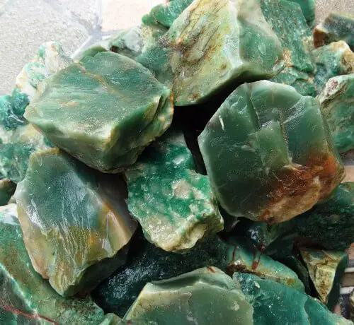 Jade é uma pedra ornamental ou pedra preciosa de preto esverdeado a branco cremoso, altamente valorizada na China e na Coréia.