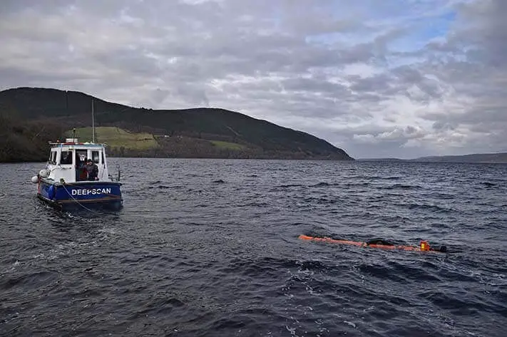 John Haig, engenheiro, monitora um robô Munin, operado pela empresa norueguesa Kongsberg Maritime, em Loch Ness em 13 de abril de 2016 em Drumnadrochit, Escócia.