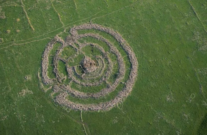 O gado pastando nas proximidades do monumento Gilgal Refaim revela a escala desses enormes círculos de pedra situados nas planícies das Colinas de Golã.