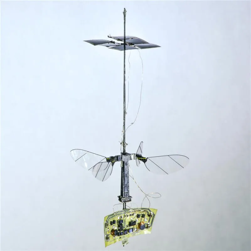 O novo RoboBee é alimentado por seis células fotovoltaicas colocadas 3 centímetros acima das asas para evitar interferências aerodinâmicas.