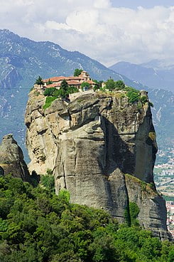 Os Mosteiros de Meteora (em pt-br, Mosteiros suspensos no ar ou Mosteiros no céu ) estão localizados na planície da Tessália , no norte da Grécia.