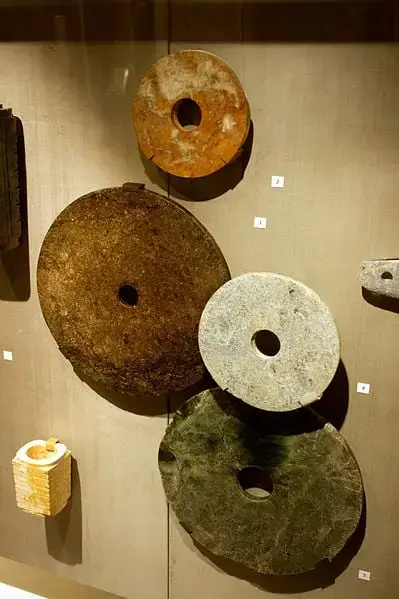 Os discos planos de pedra jade que possuem um pequeno orifício no centro.