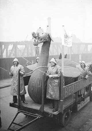 Um modelo em escala de Nessie trazido para o Bertram Mills Circus, 21 de dezembro de 1933.