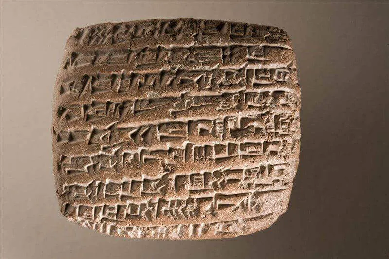 Uma das Tábuas de Assurbanipal, das 22.000 encontradas no Palácio Real de Nínive.