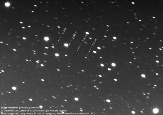 Uma longa exposição mostrando o asteroide Phaethon em quatro locais diferentes