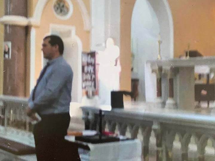 Uma luz brilhante, que alguns acreditam ser uma aparição do Padre Pio, fotografada durante uma missa realizada na Igreja de São Salvador, Limerick