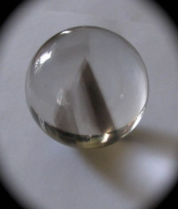 A maravilhosa esfera de vidro que, segundo Ray Brown, foi recuperada em 1970 após uma descoberta inesperada nas Bahamas, bem perto do temido Triângulo das Bermudas.