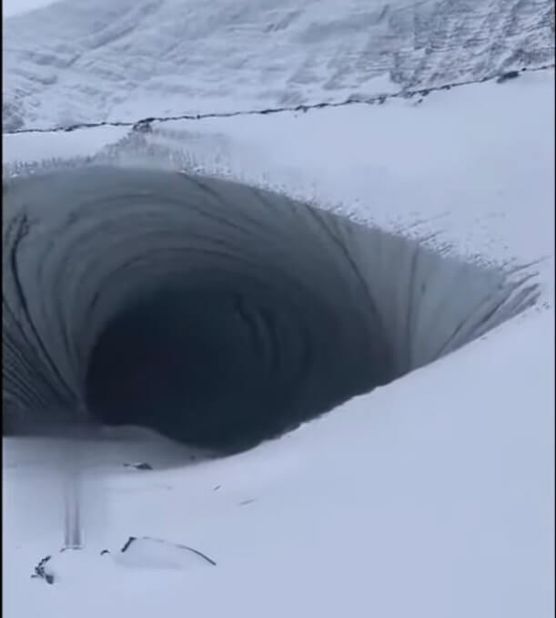 Captura de vídeo de uma suposta caverna encontrada na Antártida