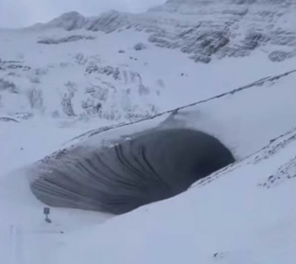 Captura de vídeo de uma suposta caverna encontrada na Antártida.