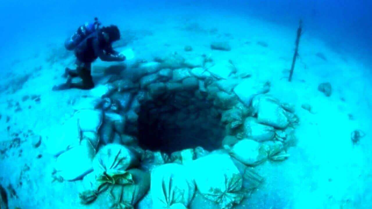 Cientista encontra um buraco no fundo do oceano e fica surpreso ao descobrir o que era