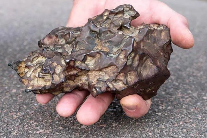 Meteorito encontrado na Sibéria contém cristal naturalmente impossível de natureza extraterrestre