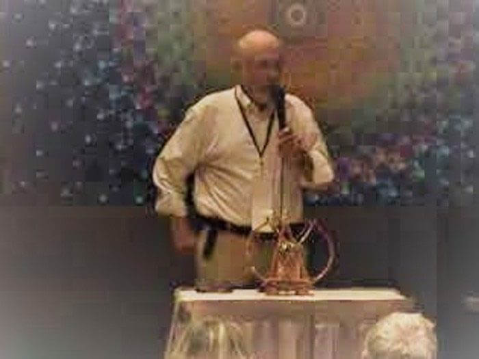 O atual guardião do cristal é Arthur Fanning, médium radicado em Sedona, Arizona, retratado em exposição durante os eventos de 2011.