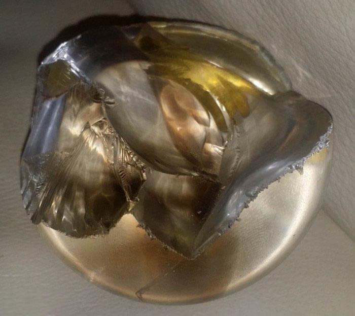O cristal está atualmente fraturado após ser fervido para remover sua energia ruim, mesmo que ainda seja resistente.