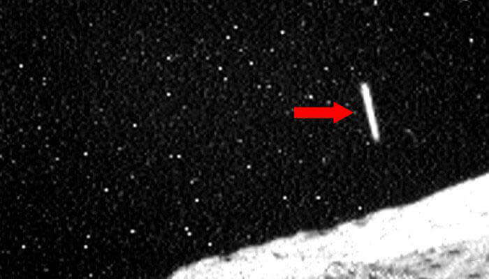 Objeto cilíndrico e fino com pelo menos 20 quilômetros de comprimento capturado pela sonda Phobos II.