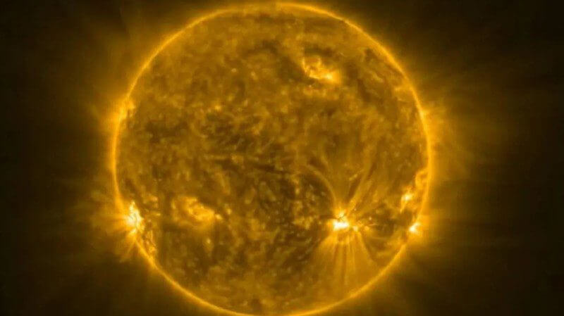 Um tubo de plasma em forma de cobra foi observado no Sol.