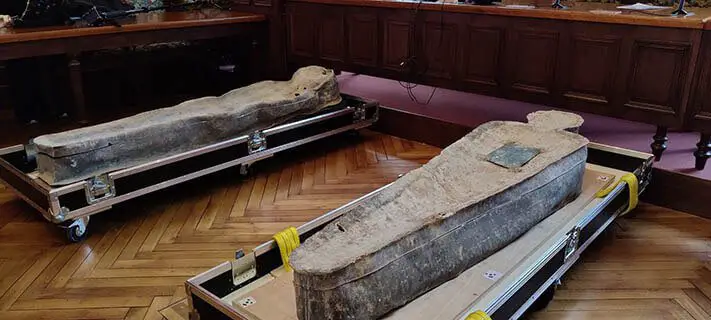 Dois sarcófagos de Notre Dame foram analisados ​​por equipes da universidade.