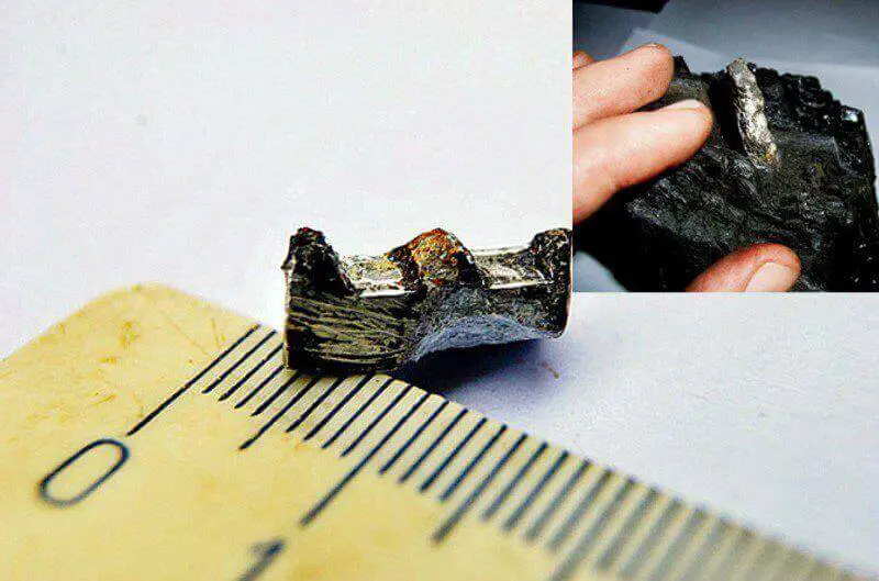 O pequeno fragmento de metal encontrado embutido em um pedaço de carvão de 300 milhões de anos.