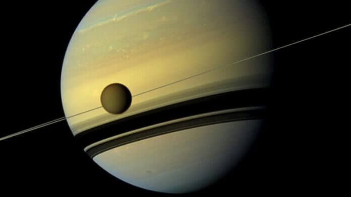 Enceladus é uma das 83 luas de Saturno