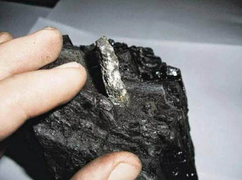 Vista do fragmento metálico encontrado em um pedaço de carvão.