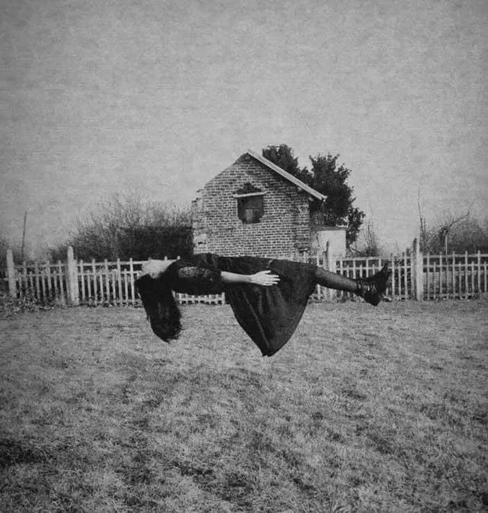 Foto muito antiga de uma usando feitiços de levitação.(origem deep web)