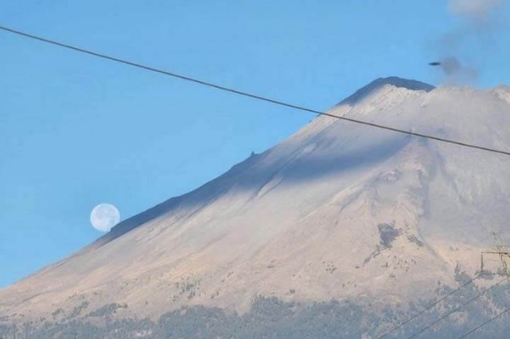A imagem parece mostrar um objeto em forma de disco pairando sobre o vulcão.