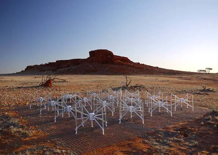 O Murchison Widefield Array (MWA) é um projeto conjunto entre universidades para construir um radiotelescópio de baixa frequência, operando na faixa de frequência de 80-300 MHz.