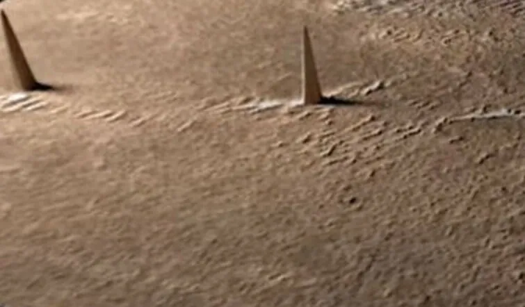 Torres de Marte: três “edifícios de uma milha de altura encontrados em sequência no planeta vermelho”