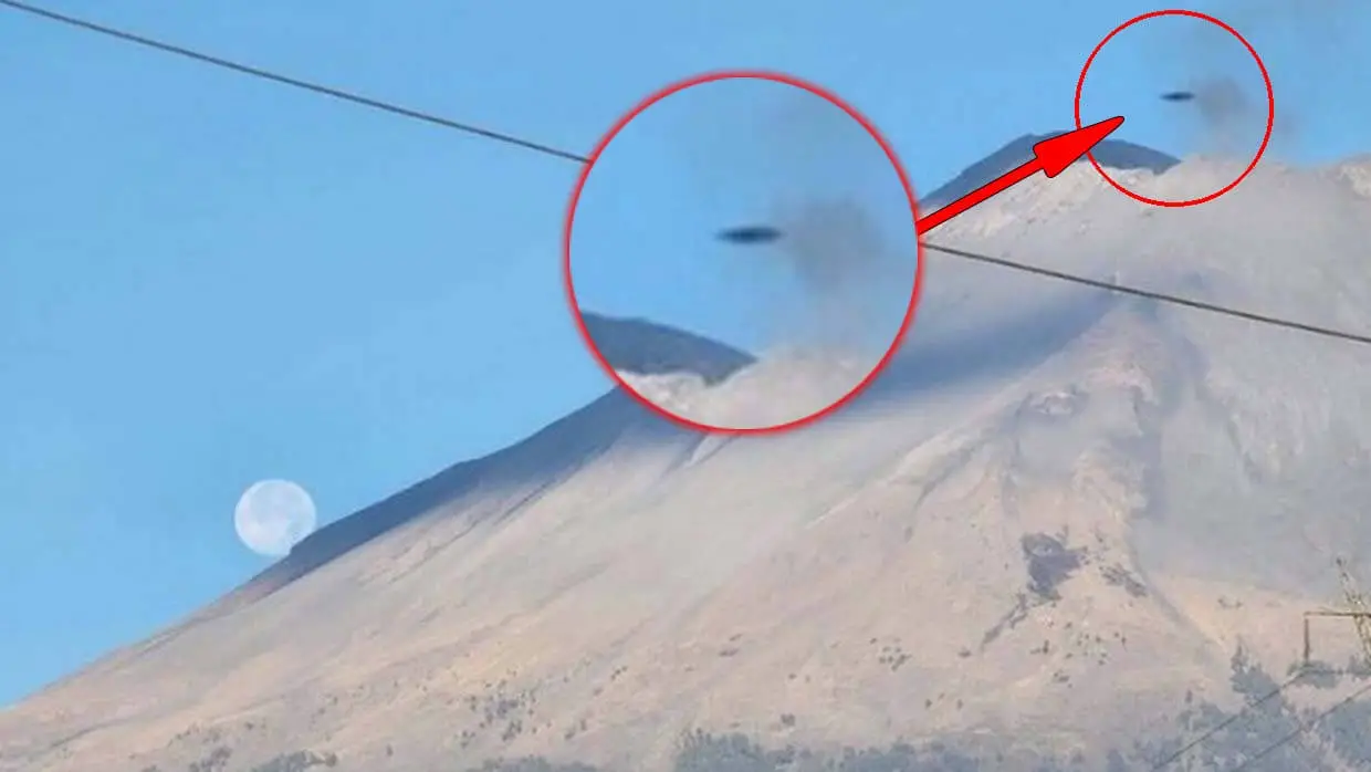 Um OVNI na forma de um disco preto é fotografado sobre o vulcão Popocatépetl no México