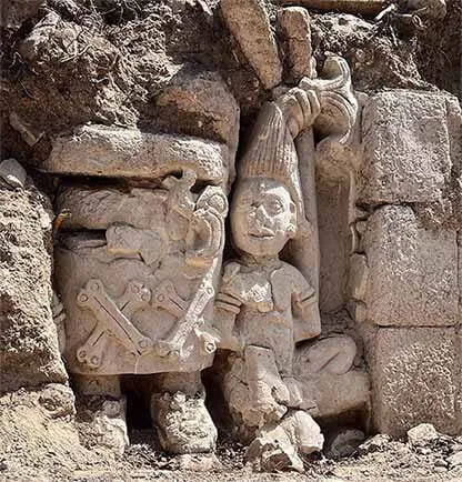 Escultura pré-hispânica em Ek Balam.