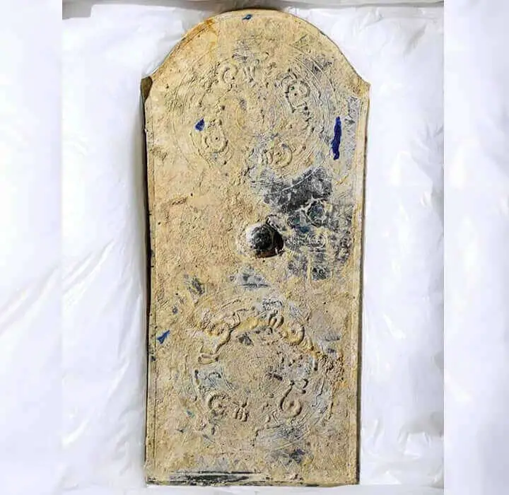 Espelho em forma de escudo descoberto no túmulo de Tomio Maruyama.