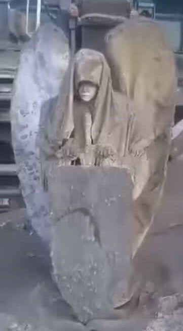 Estátua encontrada enterrada na Sibéria.