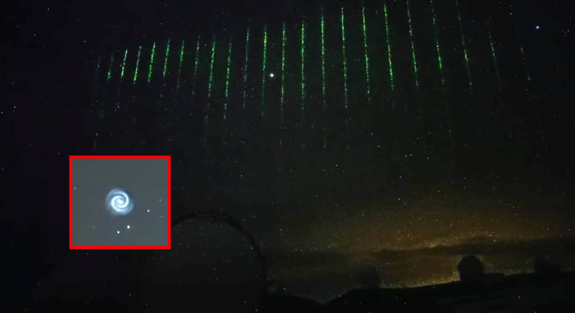 Estranhos lasers verdes verticais aparecem no céu sobre o Havaí.