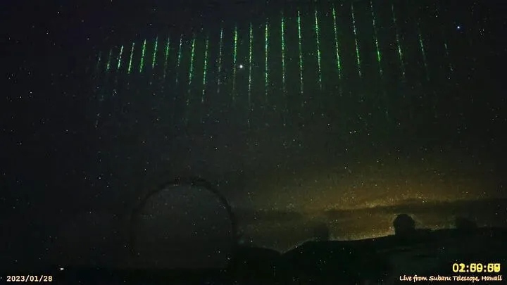 Lasers verdes foram observados no céu sobre o Havaí. - Crédito: Telescópio Subaru.