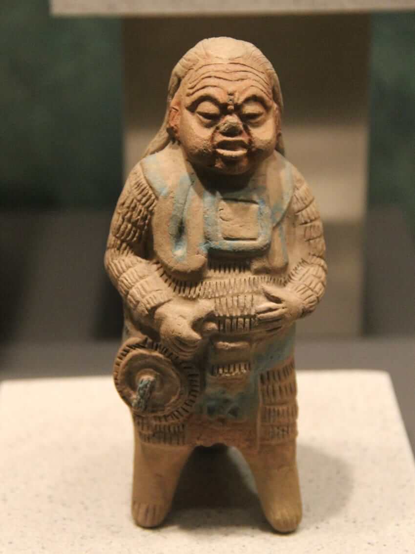 Uma antiga estatueta de argila maia que pode representar um alux, ou criatura mítica semelhante a um elfo.