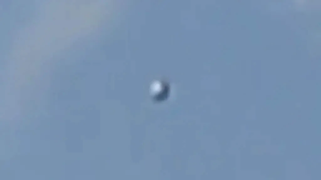 Imagem retirada e ampliada do vídeo! OVNI