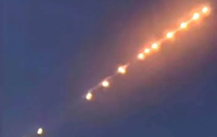 Em 14 de fevereiro, na fronteira China-Rússia, os residentes da cidade de Qiqihar viram uma série de esferas brilhantes em movimento no céu, piscando e desaparecendo alternadamente.