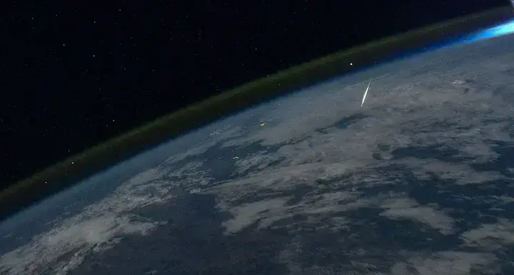 Um meteoro fotografado pelo astronauta da NASA Ron Garan durante a chuva de meteoros Perseidas em 13 de agosto de 2011 da Estação Espacial Internacional.