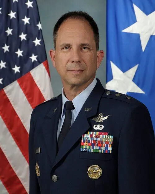 John E. Shaw é o Comandante do Componente Espacial da Força Combinada, Comando Espacial dos EUA e Comandante, Comando de Operações Espaciais.