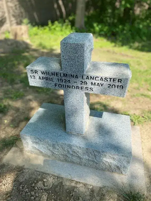 Antigo túmulo da irmã Wilhelmina Lancaster no mosteiro das Irmãs Beneditinas de Maria, Rainha dos Apóstolos, em Gower, Missouri.