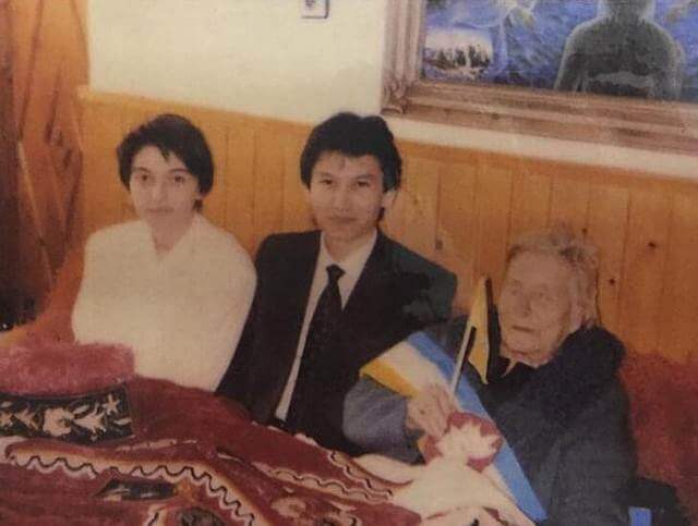 Quando jovem, Ilyumzhinov conheceu o místico e vidente Baba Vanga (à direita).