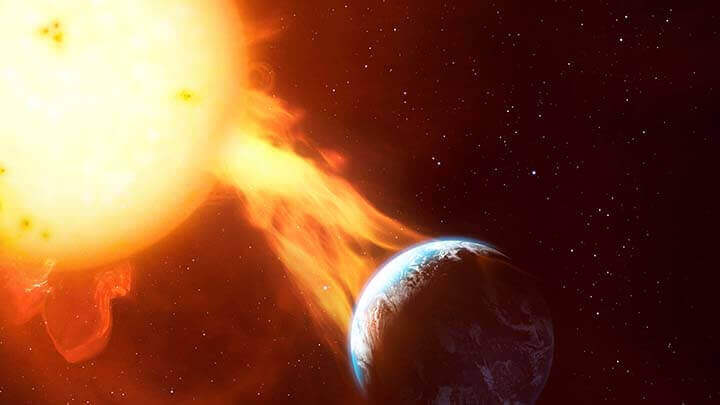 Uma erupção solar e uma explosão de material solar em erupção no espaço.