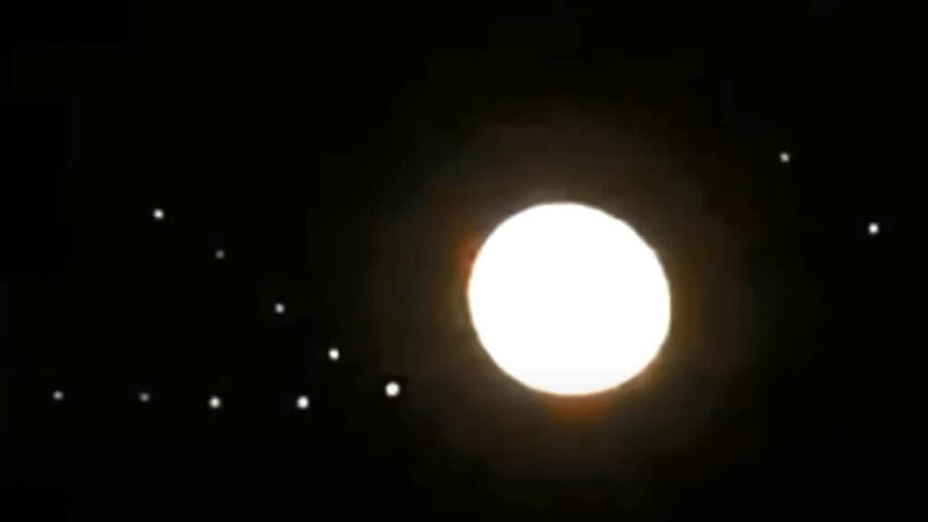 Várias pessoas registram uma frota de OVNIs em uma formação triangular perto da Lua