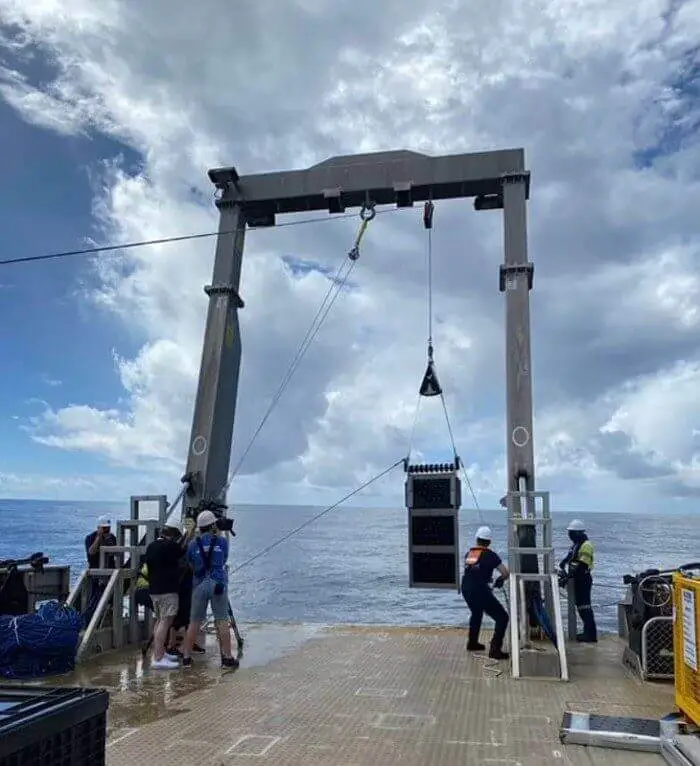 Loeb está voltando para casa do Pacífico com 50 minúsculas esferas de ferro, recuperadas por um trenó magnético, que foi usado para vasculhar o fundo do mar.