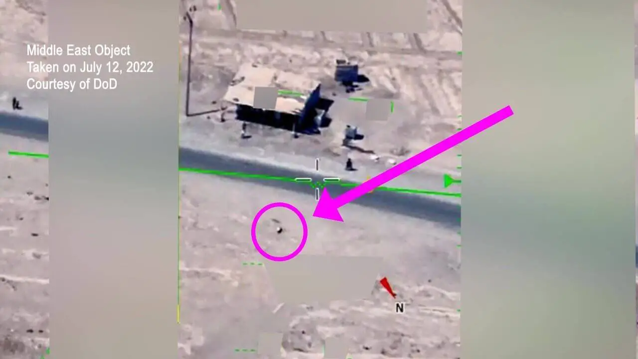 Outra foto tirada pelo drone ceifador MQ-9 dos Estados Unidos mostrando o que parece ser um objeto esférico não identificado voando pelo ar.