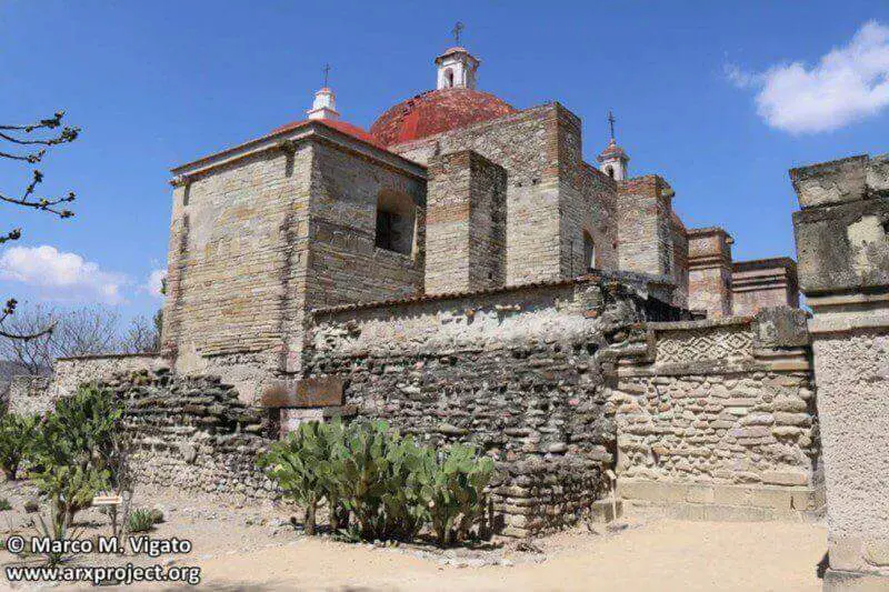 A Igreja Católica de San Pablo em Mitla, construída sobre as fundações de um antigo templo zapoteca. Crédito da imagem Projeto ARX