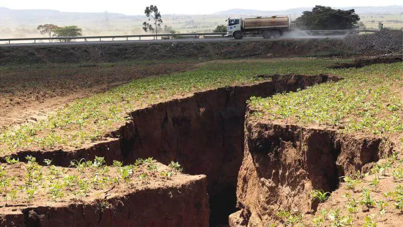 A estrada que liga as cidades quenianas de Narok e Nairobi foi atravessada pela fenda que se abriu no mês passado no sudoeste do país