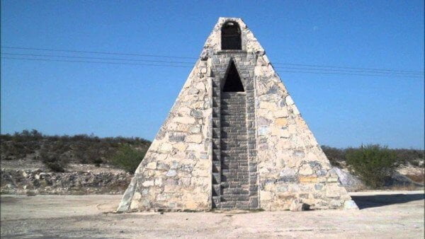 A pirâmide de Raymundo Corona.