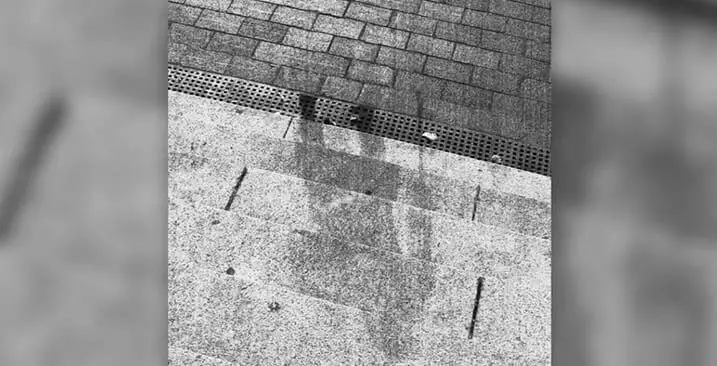 A sombra de um homem na escada após a explosão nuclear em Hiroshima.