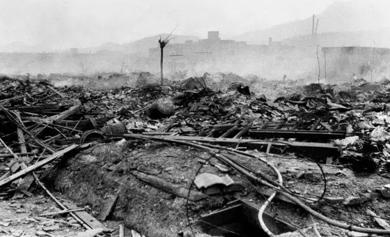 Foto tirada um dia depois da explosão em Nagasaki, há 700 metros do centro daexplosão.