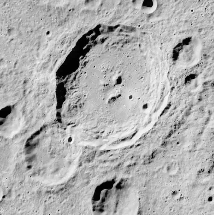 Lobachevskiy é uma cratera de impacto lunar que está localizada no outro lado da Lua.